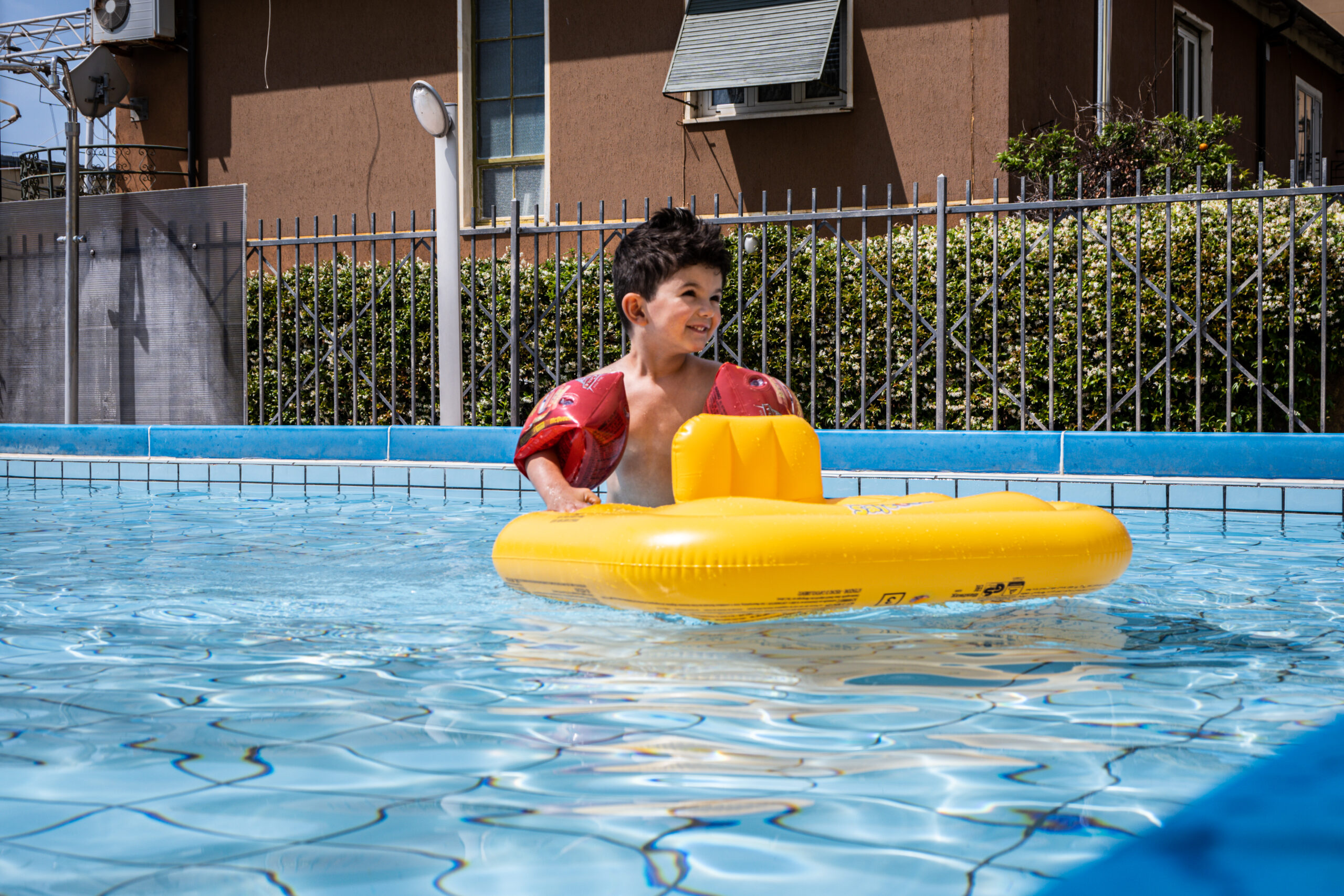 enfants dans la piscine