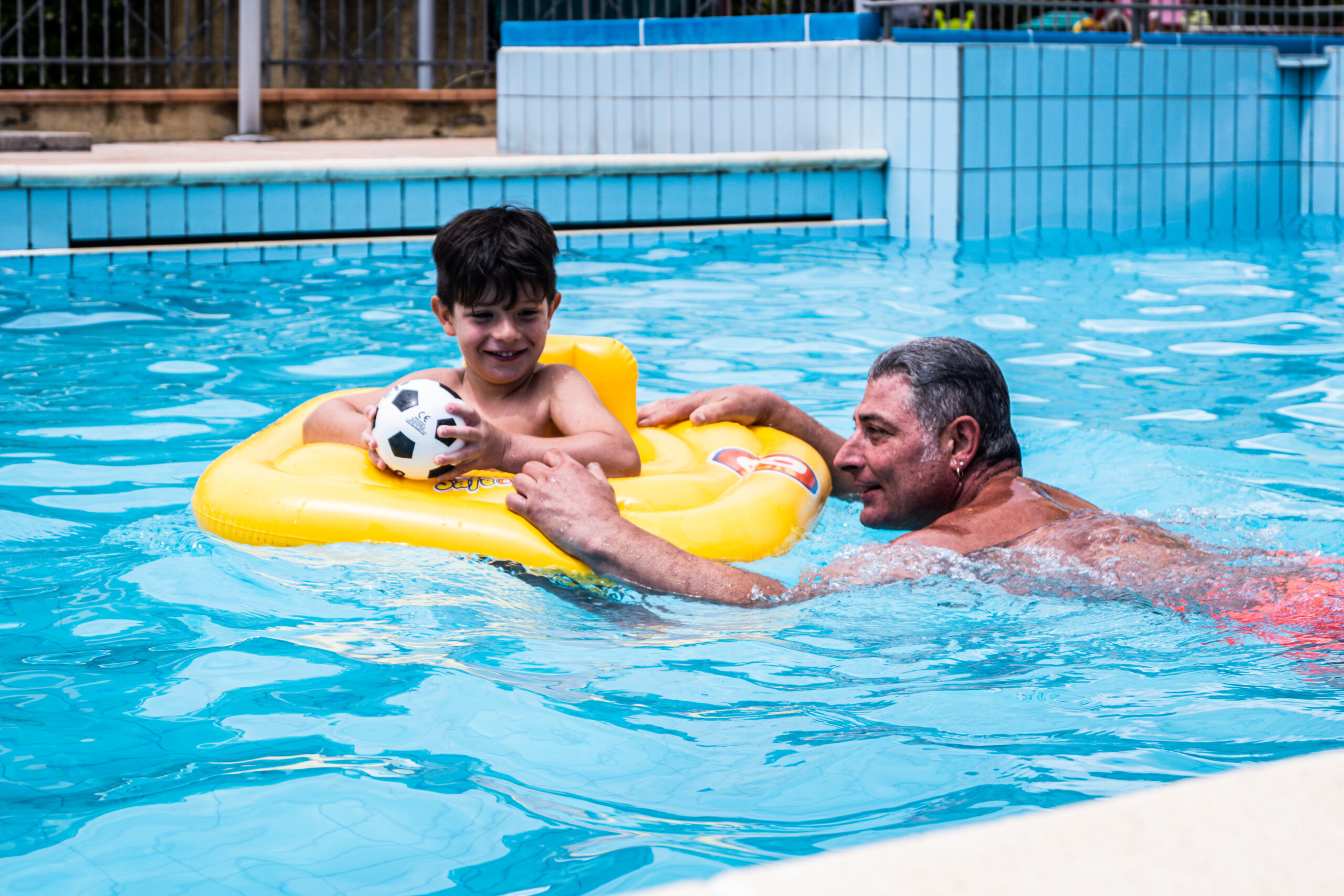 Vater und Sohn im Pool